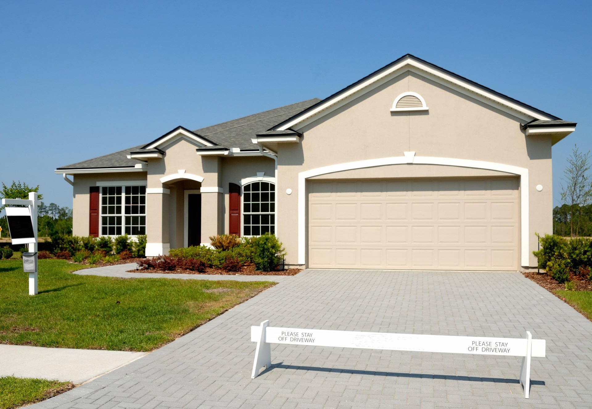 Florida waterfront homes and surrounding neighborhood